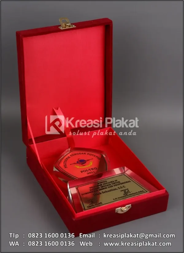 PR22 Plakat Resin Wisuda POLTEQ