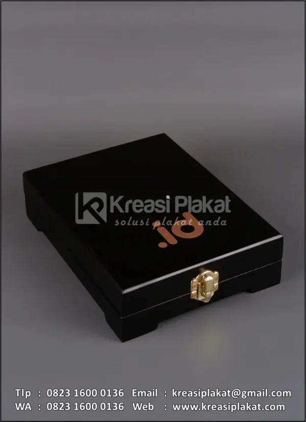 PK106 Plakat Kayu Box .id