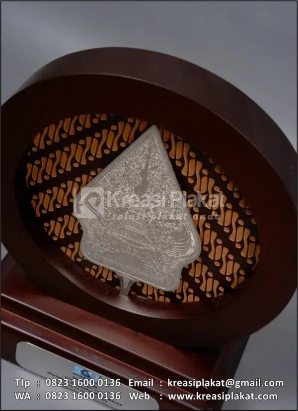 Detail PK118 Plakat Kayu Bulat Gunungan Wayang SGU