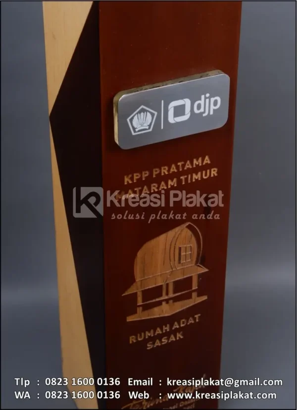 Detail PK123 Plakat Kayu DJP KPP Pratama Mataram Timur