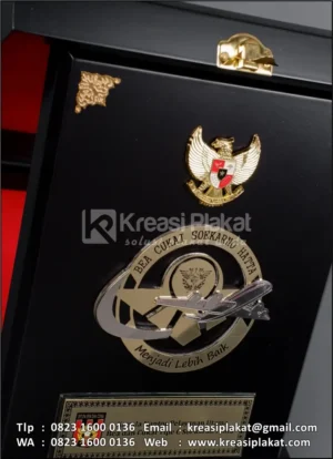 PK127 Plakat Kayu Box Bea Cukai Soekarno Hatta