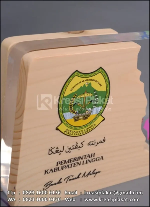 Detail PK135 Plakat Kayu Akrilik Pemerintah Kabupaten Lingga