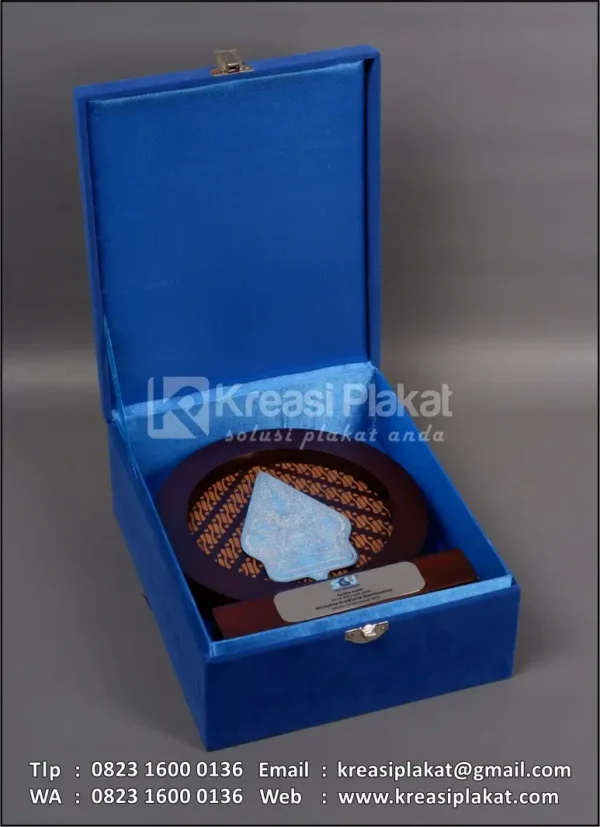 Box PK118 Plakat Kayu Bulat Gunungan Wayang SGU