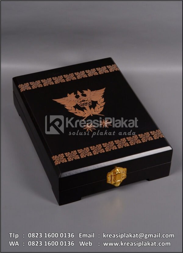 Box PK143 Plakat Kayu Box Bea Cukai