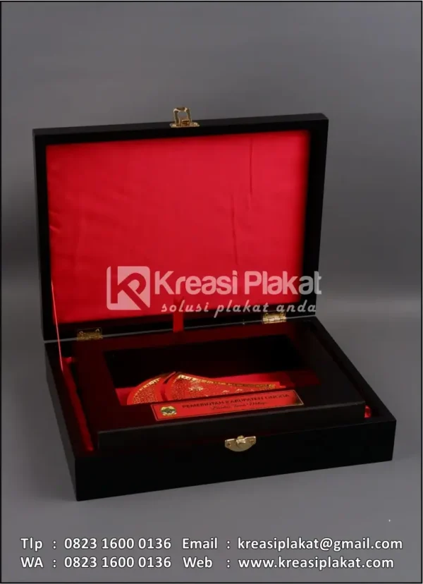 Box PL32 Plakat Logam Kuningan Pemerintah Kabupaten Lingga