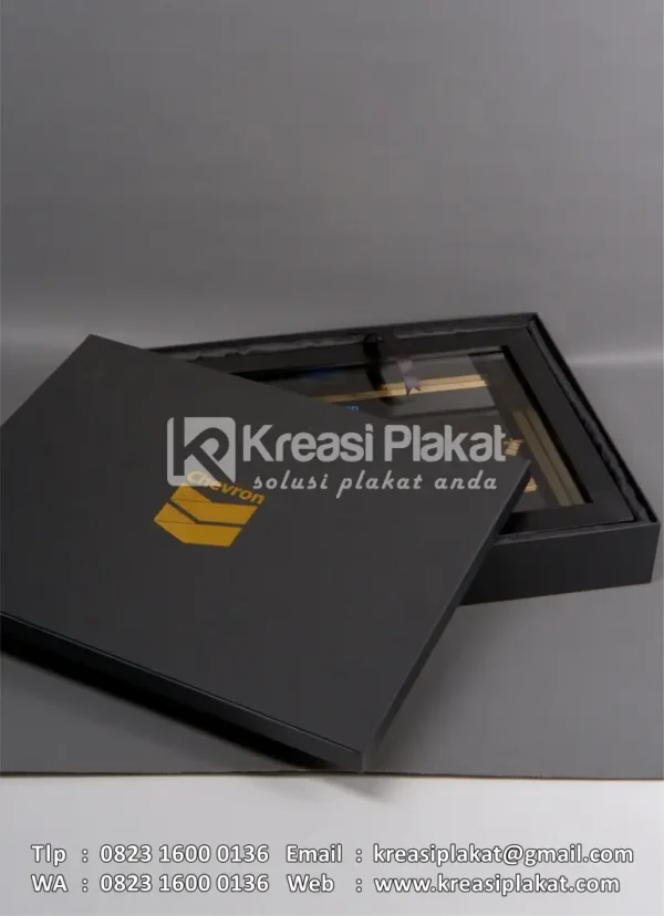 Box PL37 Plakat Logam Frame Chevron