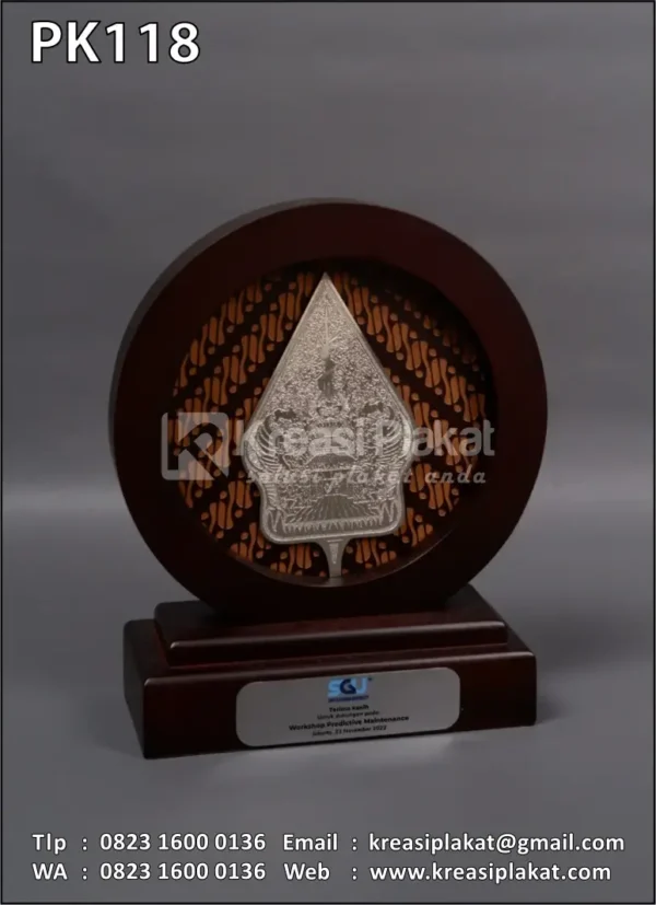 PK118 Plakat Kayu Bulat Gunungan Wayang SGU