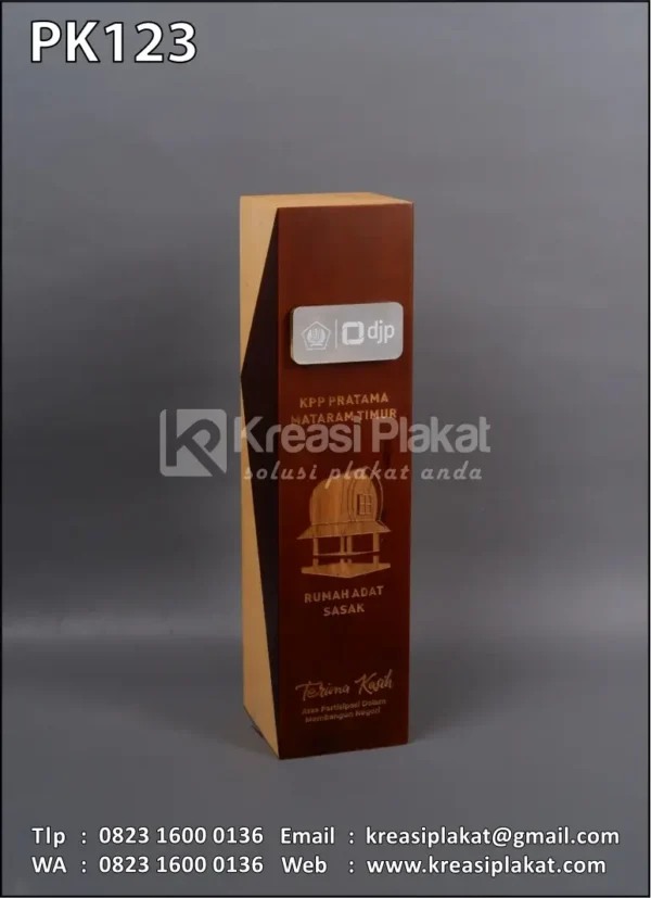 PK123 Plakat Kayu DJP KPP Pratama Mataram Timur