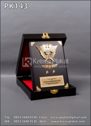 PK143 Plakat Kayu Box Bea Cukai