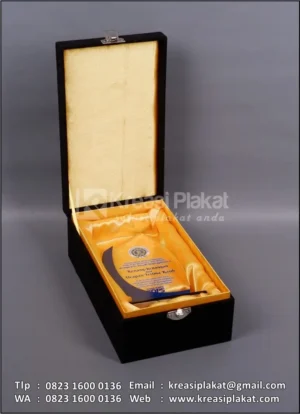 Box PA203 Plakat Akrilik Manajemen TOPS UAD