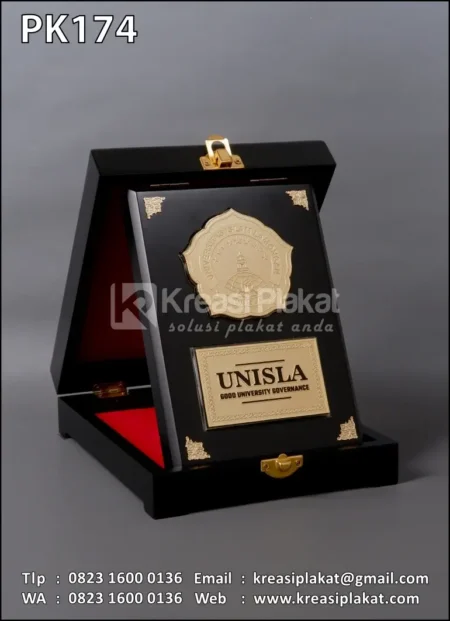 PK174 Plakat Kayu Box Unisla