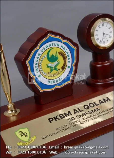 PK179 Plakat Kayu Jam & Pen Holder Yayasan Uswatun Hasanah