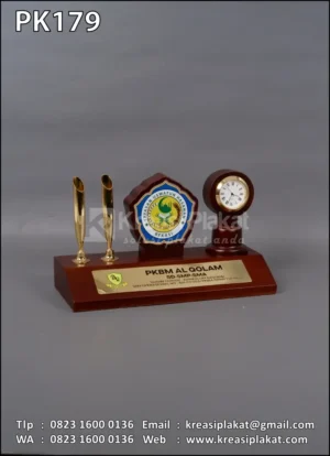 PK179 Plakat Kayu Jam & Pen Holder Yayasan Uswatun Hasanah