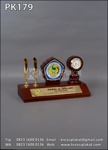 PK179 Plakat Kayu Jam & Pen Holder Yayasan Uswatun Hasanah